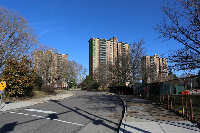 Westpark Apartments in Philadelphia, PA - Foto de edificio - Building Photo