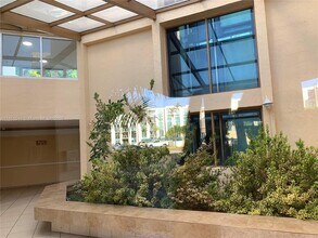 2055 SW 122nd Ave in Miami, FL - Foto de edificio - Building Photo