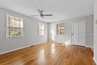 1613 Seminole Trail in Raleigh, NC - Foto de edificio - Building Photo