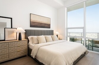 Olympic + Hill in Los Angeles, CA - Foto de edificio - Building Photo