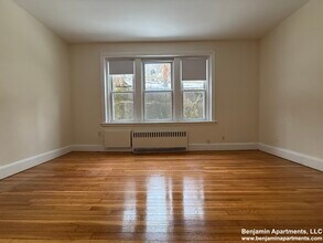 33 Lancaster Ter, Unit 107 in Brookline, MA - Foto de edificio - Building Photo