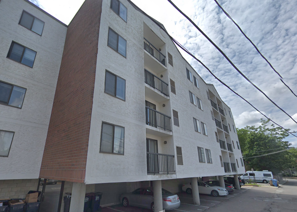 18 Elmer St, Unit 404 in Cambridge, MA - Building Photo