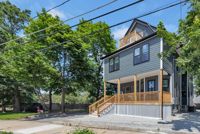 161 4th St in Medford, MA - Foto de edificio - Building Photo