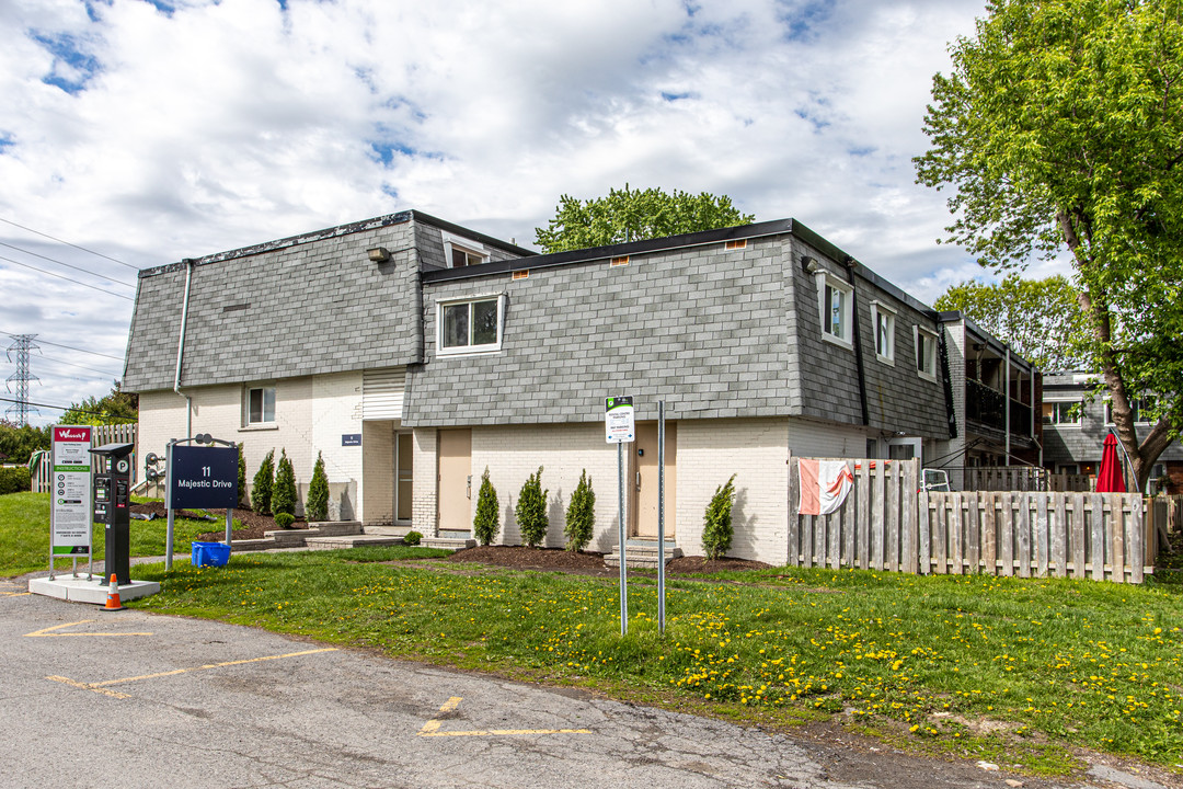 Woodroffe Place in Ottawa, ON - Building Photo