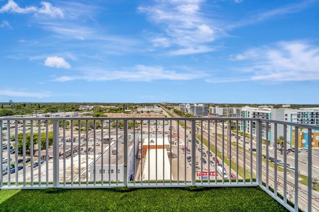 140 S Dixie Hwy, Unit 1007 in Hollywood, FL - Building Photo - Building Photo