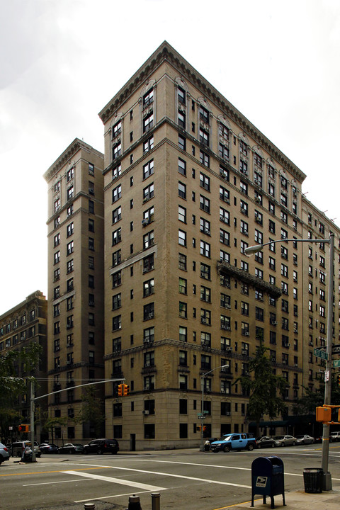 Cambridge House in New York, NY - Building Photo