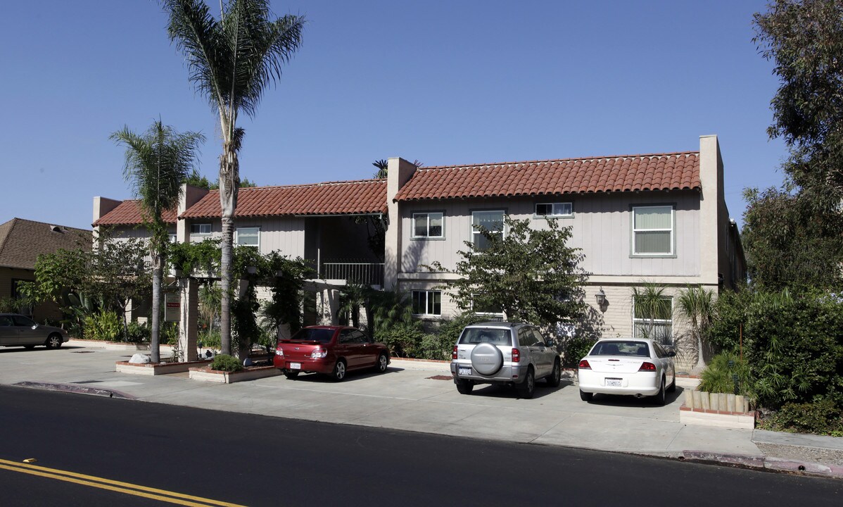 Millinbrook Court in San Diego, CA - Foto de edificio