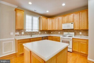 9329 Cumbria Valley Dr in Lorton, VA - Building Photo - Building Photo