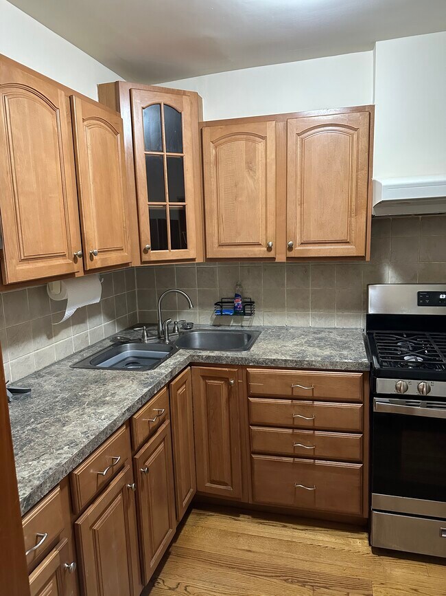 4739 59th St, Unit #2 in Woodside, NY - Foto de edificio - Building Photo