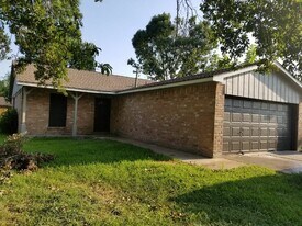 320 Bert St in Angleton, TX - Building Photo