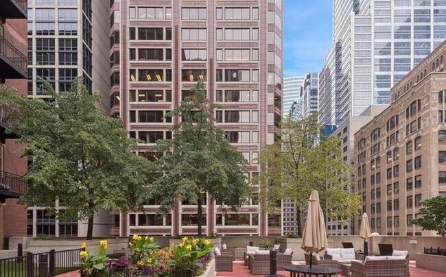 212 W Washington St, Unit 1002 in Chicago, IL - Foto de edificio - Building Photo