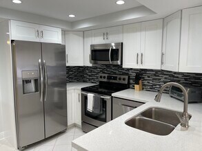 1660 12 Oaks Way in North Palm Beach, FL - Building Photo - Building Photo