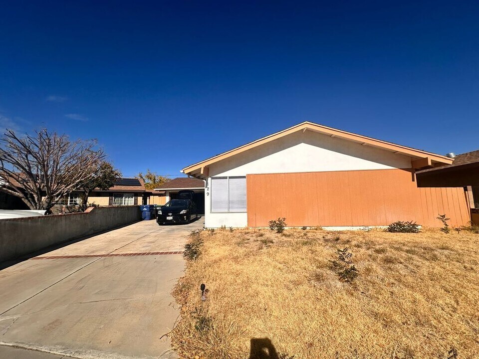 129 E Ave Q4 in Palmdale, CA - Building Photo