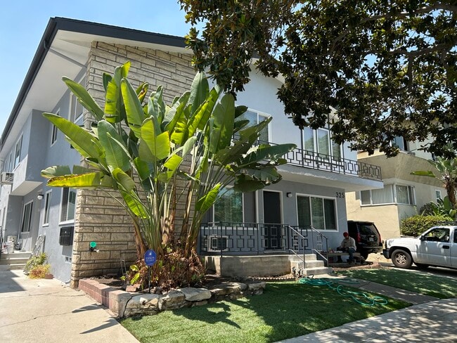 325 S Doheny Dr, Unit 4