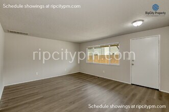 126 NE Liberty Ave in Gresham, OR - Building Photo - Building Photo