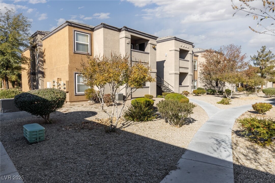 6650 W Warm Springs Rd in Las Vegas, NV - Building Photo