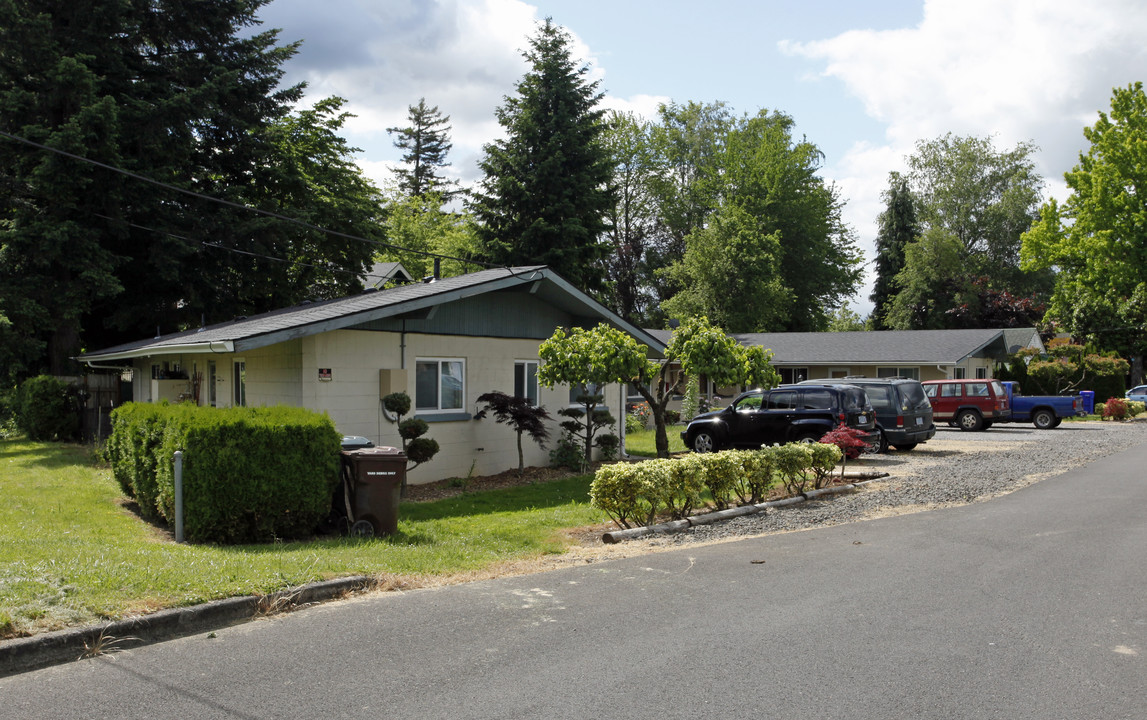 840-940 NW Earl Ave in Gresham, OR - Foto de edificio