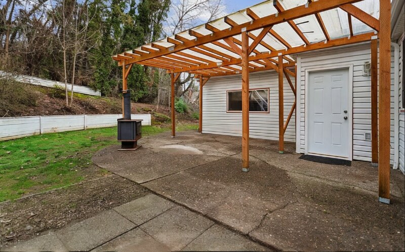 6593 SE Thiessen Rd in Milwaukie, OR - Building Photo