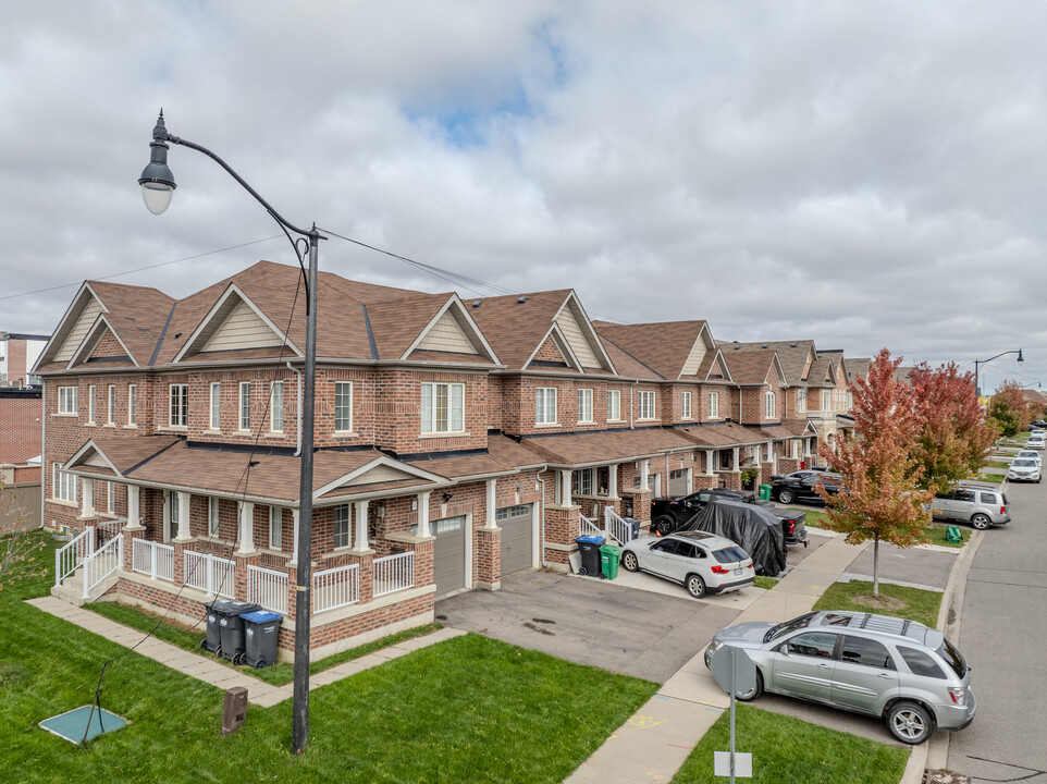 120 Baffin Cres in Brampton, ON - Building Photo