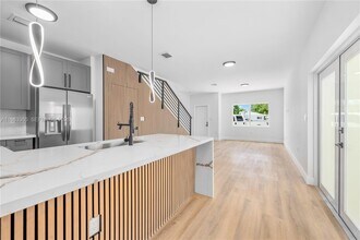 2121 NW 45th St in Miami, FL - Foto de edificio - Building Photo