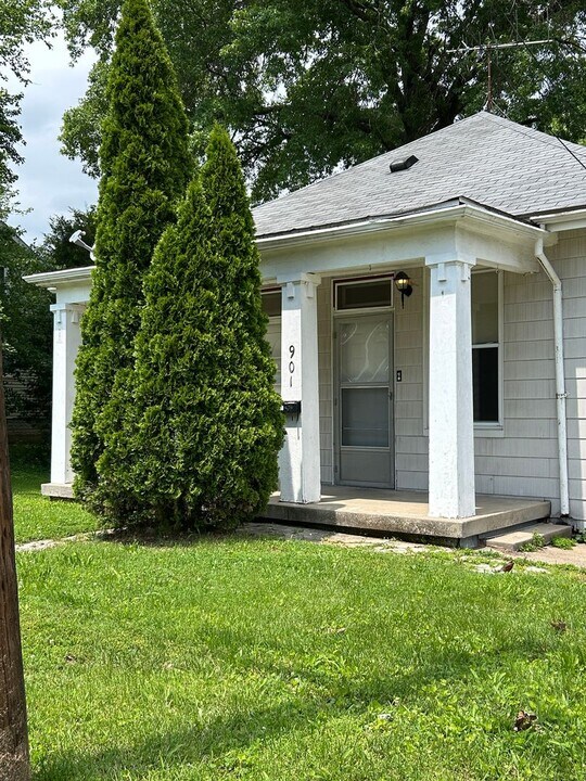 901 W Harrison St in Belleville, IL - Foto de edificio