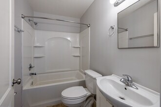 Fountain West Apartments in Trenton, MI - Foto de edificio - Interior Photo
