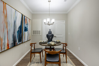 Greymont Village Apartments in Asheville, NC - Foto de edificio - Interior Photo