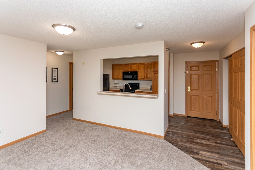 Sun Lake & Sun Lake Woods Apartments in Chaska, MN