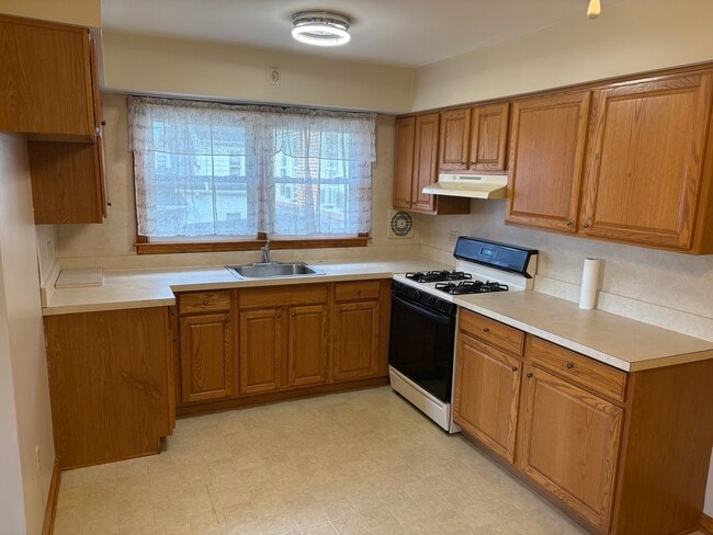 1356 Roosevelt Ave, Unit 2nd floor