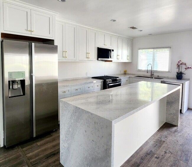 5655 Topeka Dr in Los Angeles, CA - Building Photo - Building Photo