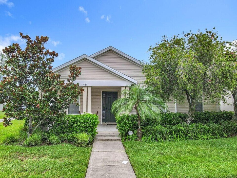 4961 Bond St E in Kissimmee, FL - Building Photo