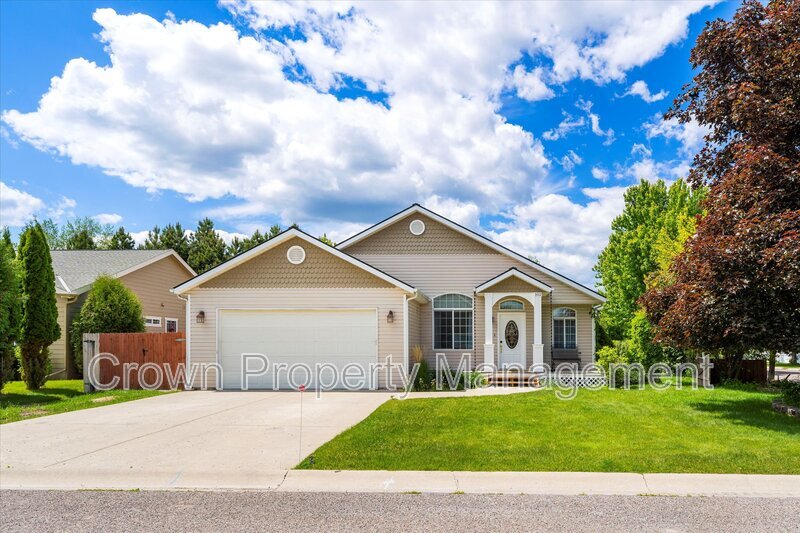 102 Buffalo Square Ct in Kalispell, MT - Building Photo