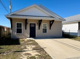 301 Gabrielle Ln in Panama City, FL - Building Photo