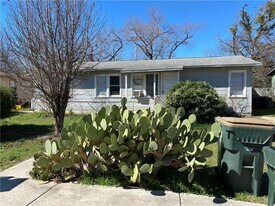 1035 Haynes St in San Marcos, TX - Building Photo