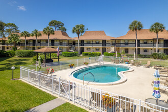 Fairway Pines Condominiums in Bonita Springs, FL - Foto de edificio - Building Photo