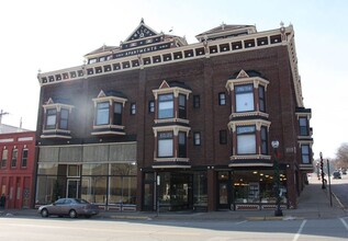 Welch Hotel Senior Apartments in Muscatine, IA - Foto de edificio - Primary Photo