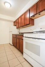1055 W Catalpa Ave-Unit -209 in Chicago, IL - Building Photo - Building Photo