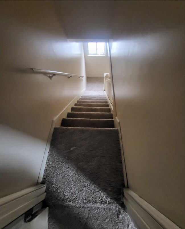 7 Kenyon St, Unit 2 bedroom, 1 bath in Waterbury, CT - Foto de edificio - Building Photo