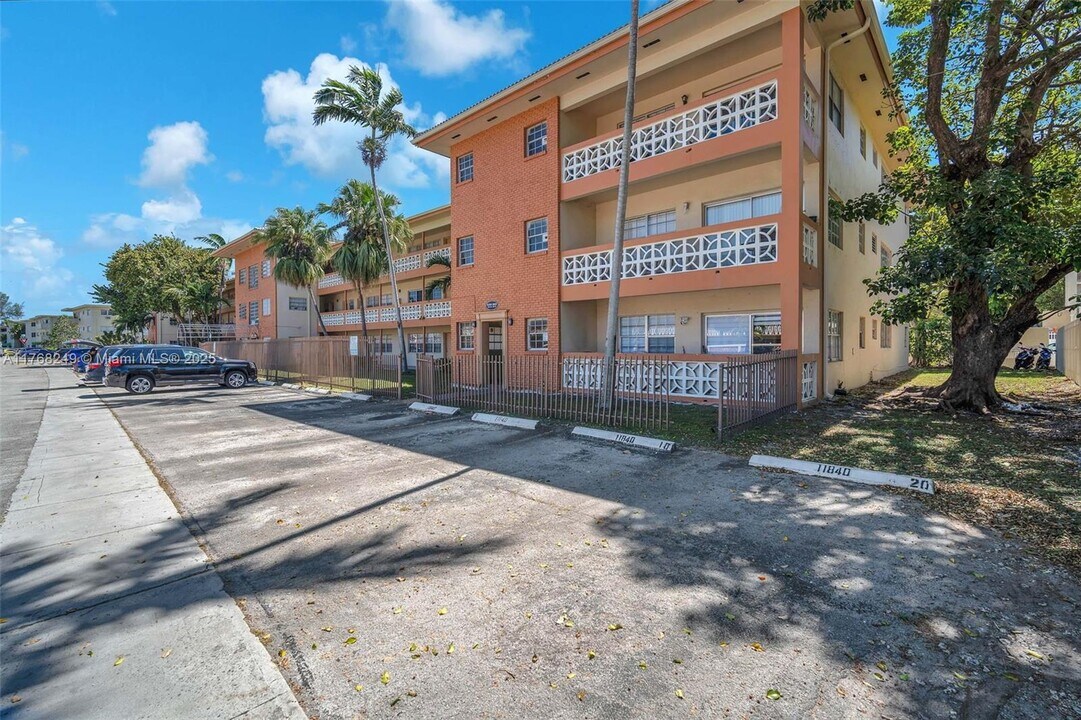 11840 NE 19th Dr in North Miami, FL - Foto de edificio