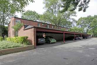 355 E 14 Mile Rd in Birmingham, MI - Foto de edificio - Building Photo