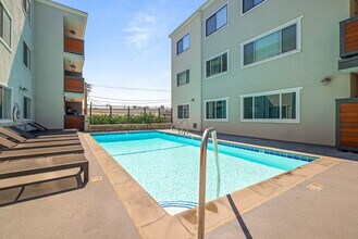 The Village at Toluca Lake in Burbank, CA - Foto de edificio - Building Photo