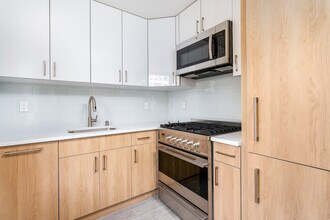 31-19 37th Ave, Unit 3B in Long Island City, NY - Foto de edificio - Building Photo