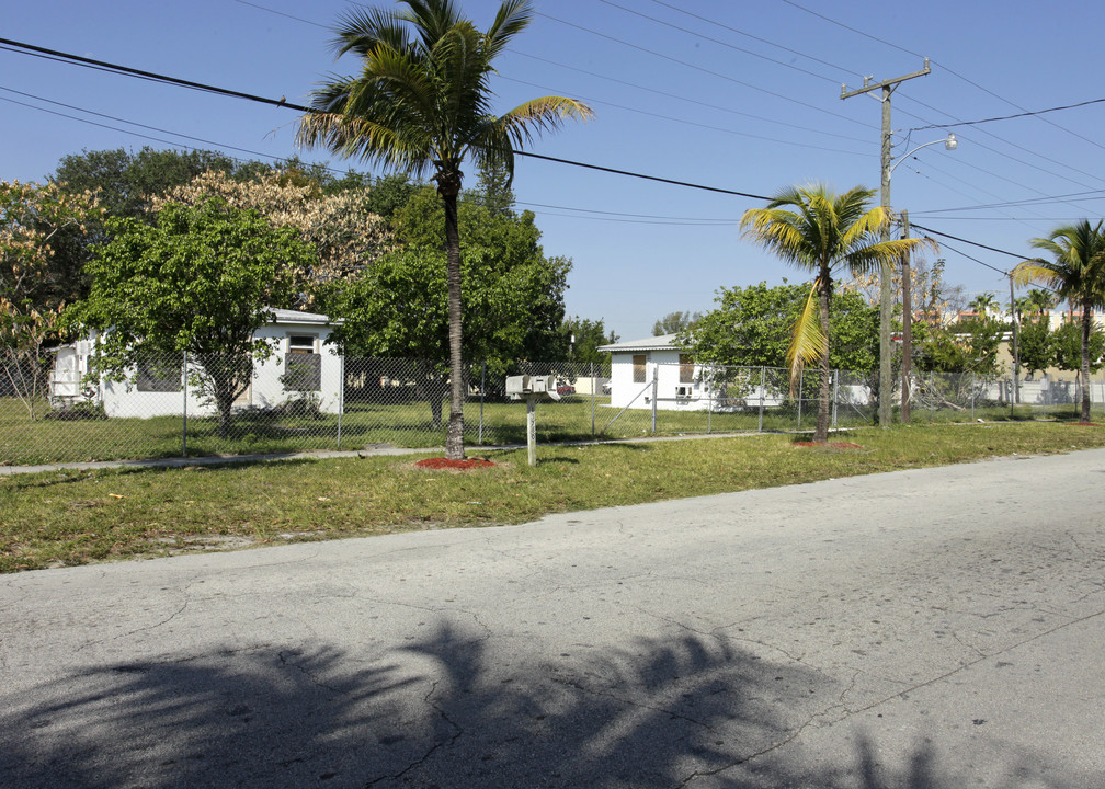 13780-13810 Highlands Dr in Miami, FL - Building Photo