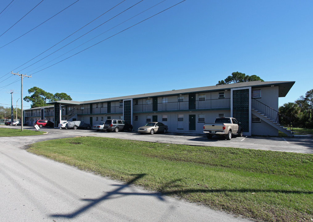 College Park Apartments West in Fort Pierce, FL - Foto de edificio