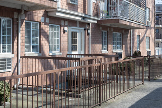 3511 Shore Pky in Brooklyn, NY - Foto de edificio - Building Photo