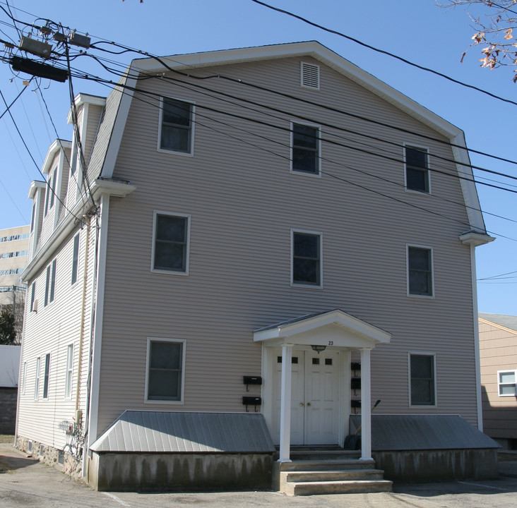 23 Highland Ter in Needham, MA - Foto de edificio