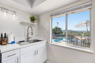 321 W Kalmia St in Fallbrook, CA - Foto de edificio - Building Photo