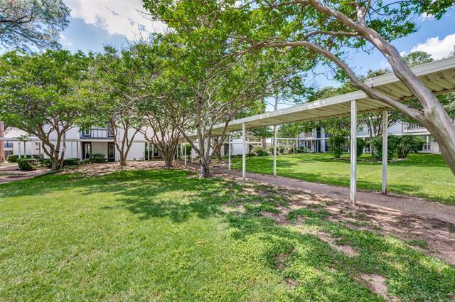 412 Hollyhill Ln in Denton, TX - Building Photo