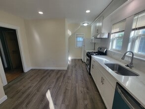 58 Ellerton Rd, Unit 1 in Quincy, MA - Foto de edificio - Building Photo