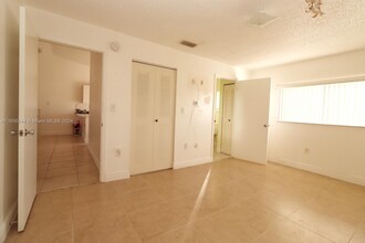 3375 W 76th St, Unit 204 in Hialeah, FL - Foto de edificio - Building Photo